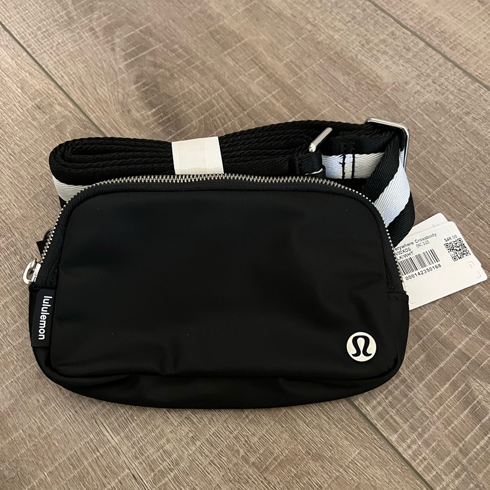 Lululemon Everywhere Crossbody Bag in Black - Picture 2 of 5